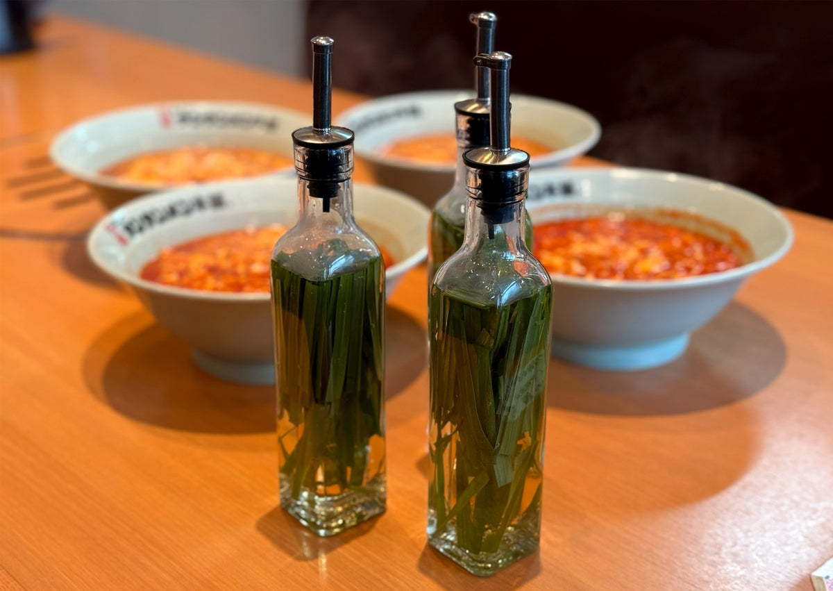 レモングラ酢:レモングラスの風味を効かせた特製の「お酢」。川崎のソウルフードである「元祖ニュータンタンメン本舗」の味変アイテムとして、卓上の「酢」の代わりに、11月1日より期間限定で一部店舗の卓上に設置されます。