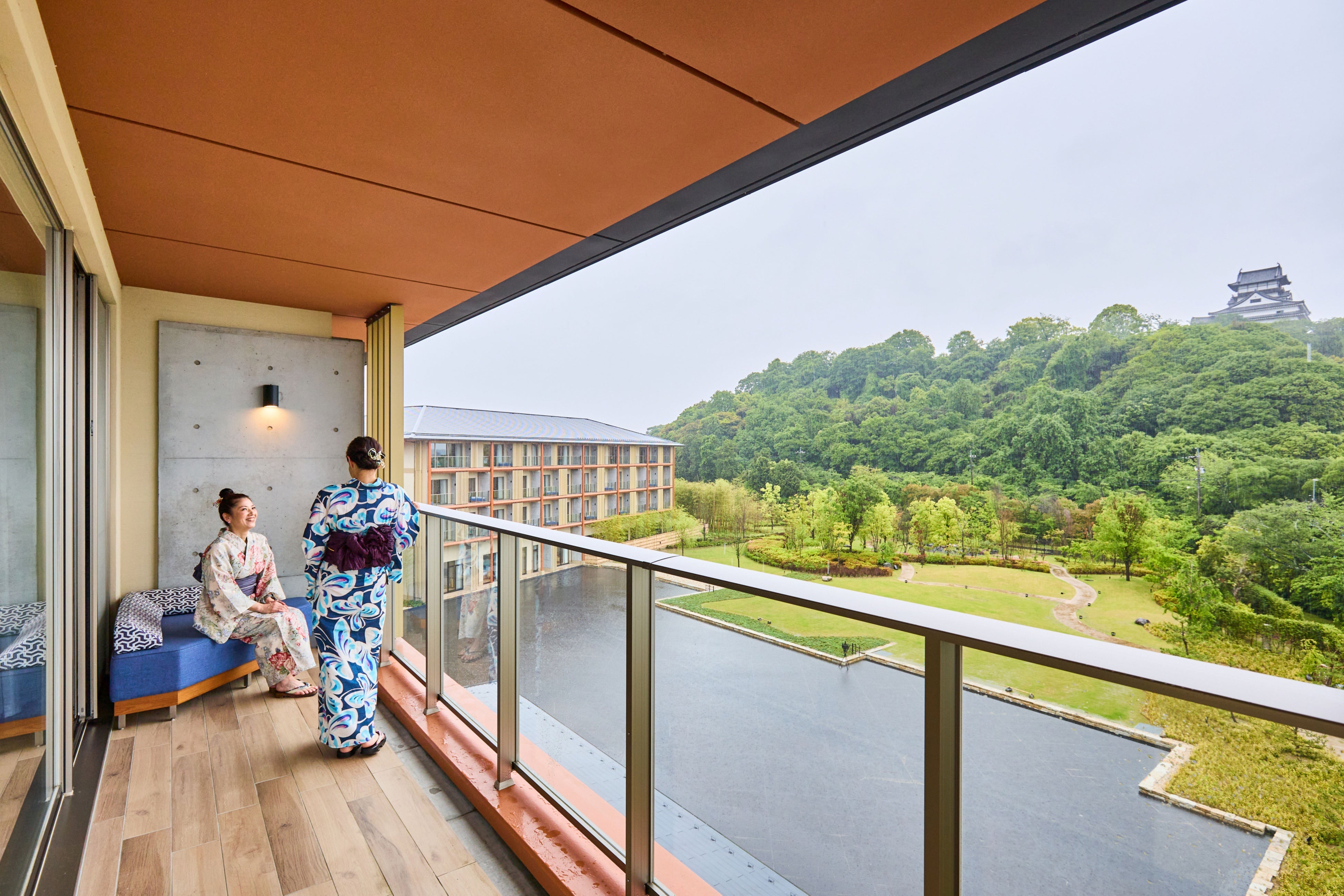 初夏の鮮やかな緑が美しい景色が広がります