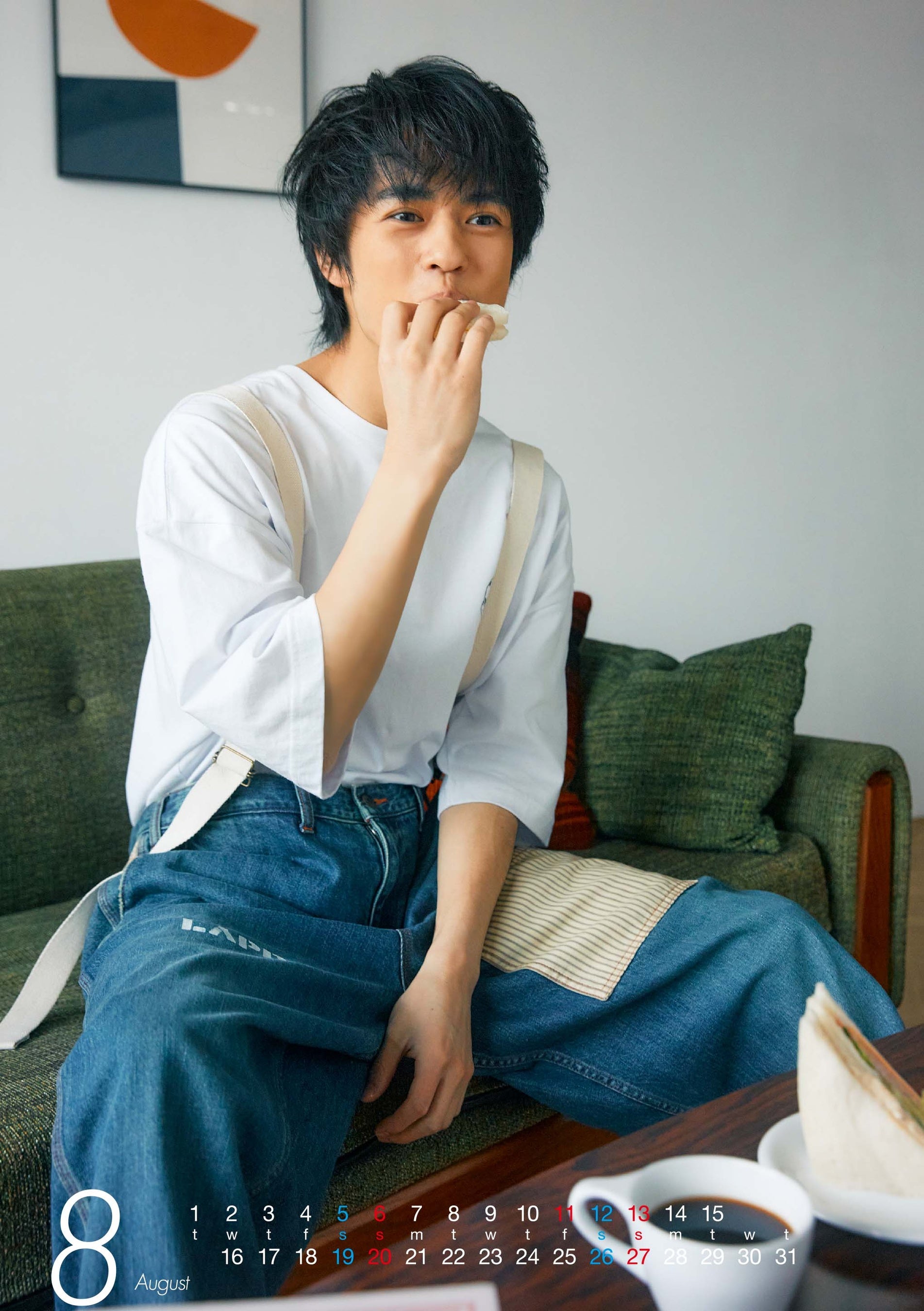 8月ページ　あどけなさが見える1枚、大人っぽい表情からのギャップを感じられる