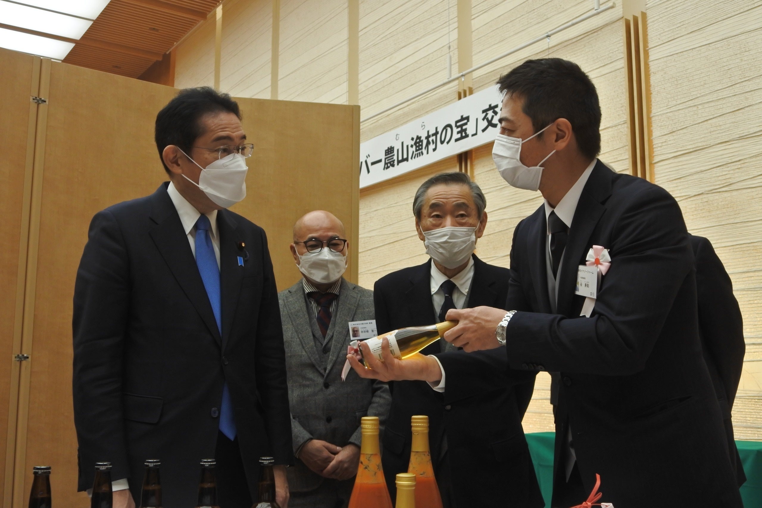 令和4年12月に地域の活性化、所得向上に取り組む優良事例として「ディスカバー農山漁村(むら)の宝」第9回に選定され、岸田総理に代表取締役の谷寿彰から『有機トマトジュース クリア』を紹介させて頂きました。