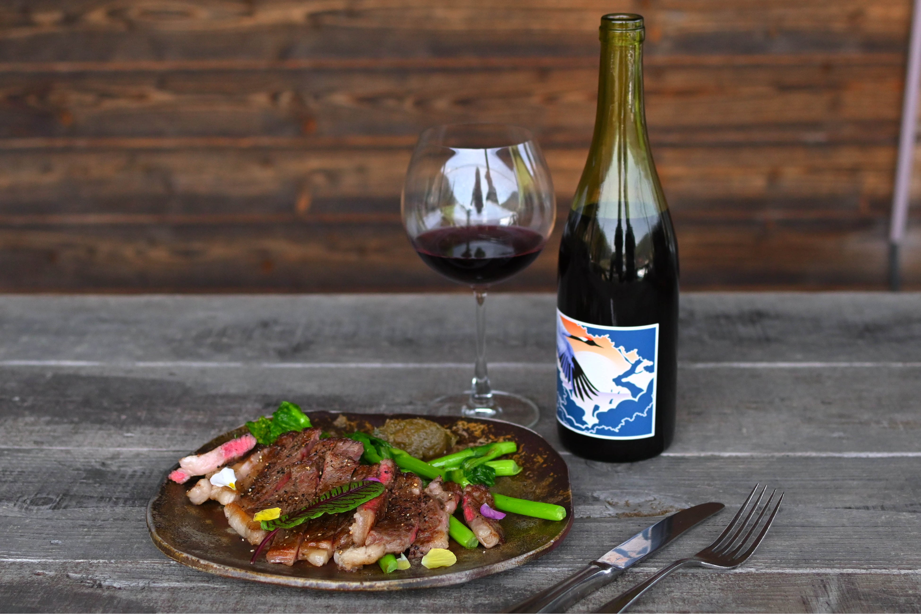 「Cabernet Franc 2021」は、赤身肉やアスパラガスなど、土の香りのある野菜とよく合う。