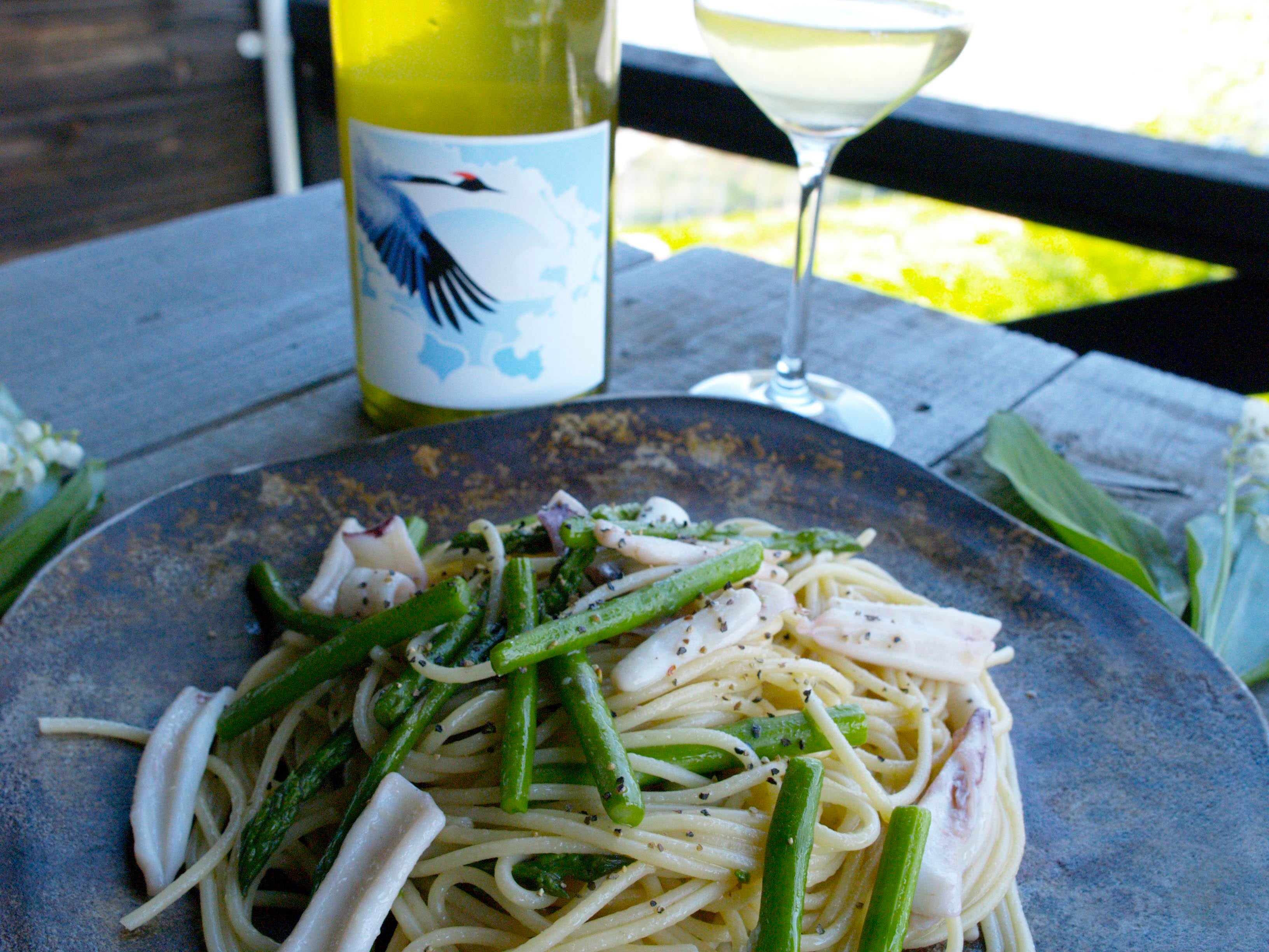Anfora Bianco 2021にフレッシュな青みのある香りにあわせた、イカとアスパラガスのオイルパスタ。