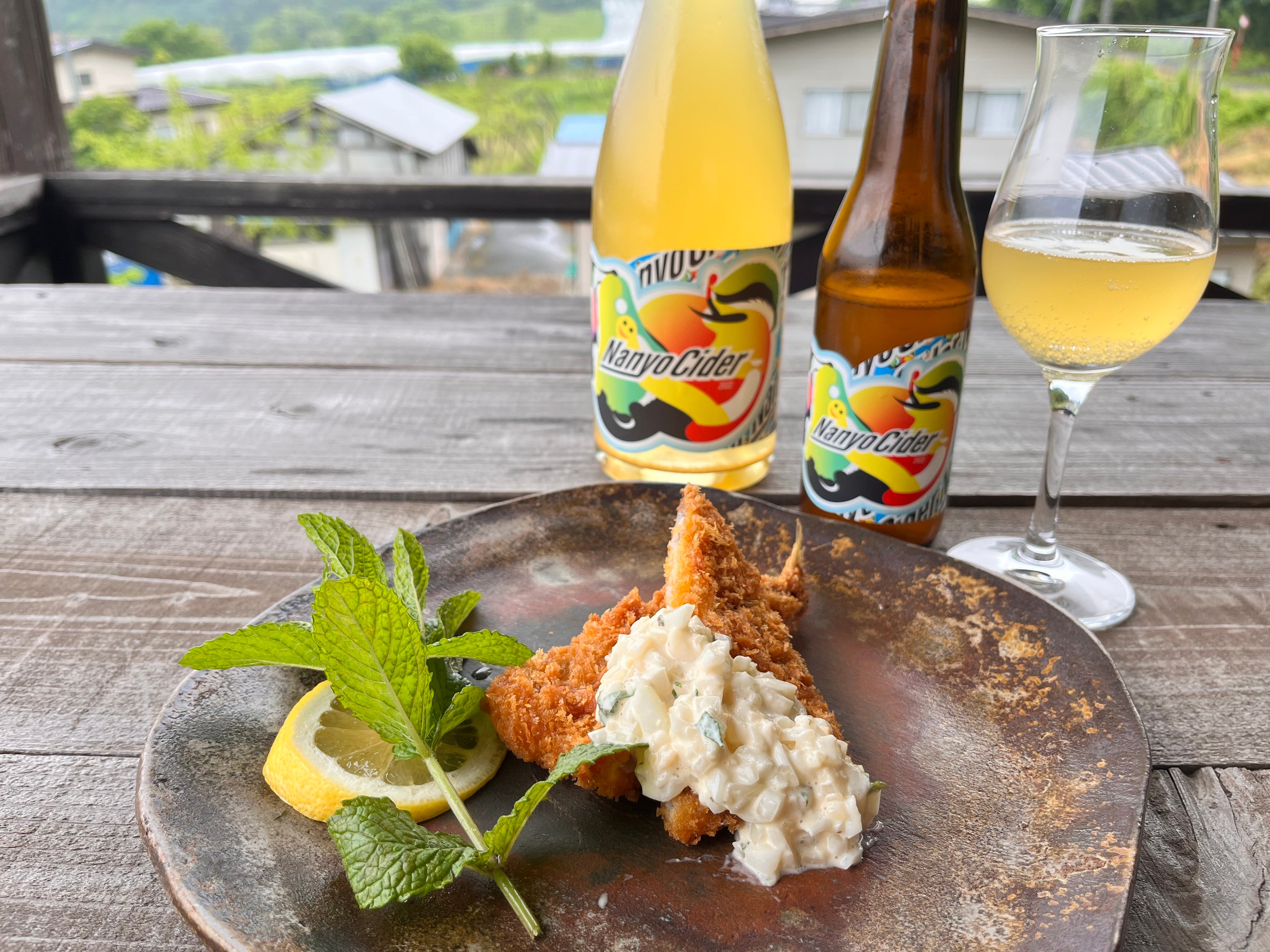 揚げ物と相性がいいNanyo Cider 2022。料理は、白身魚のフライ、タルタルソース添え。