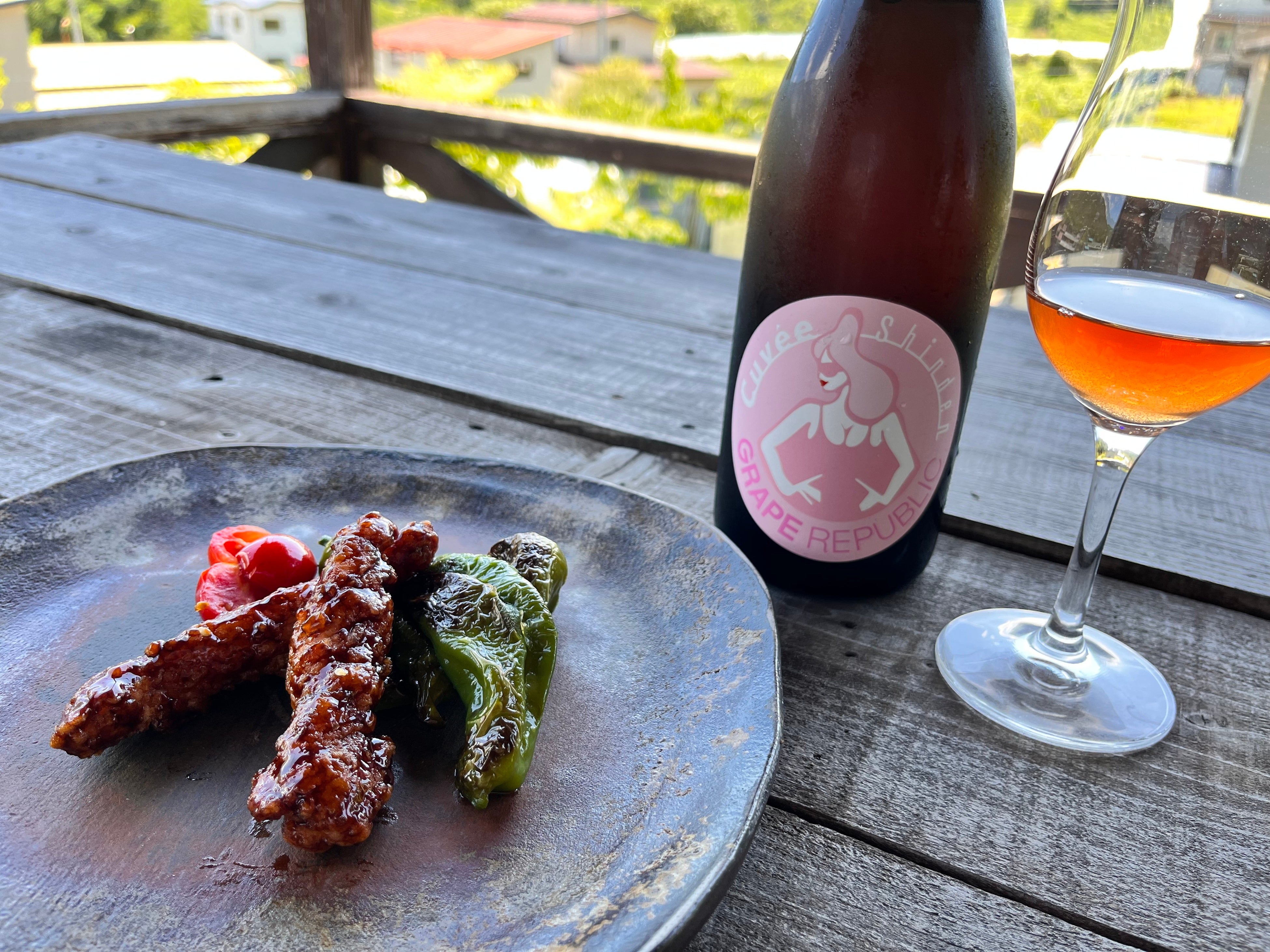 甘辛な手羽先の唐揚げと「Cuvée Shinden 2021」。