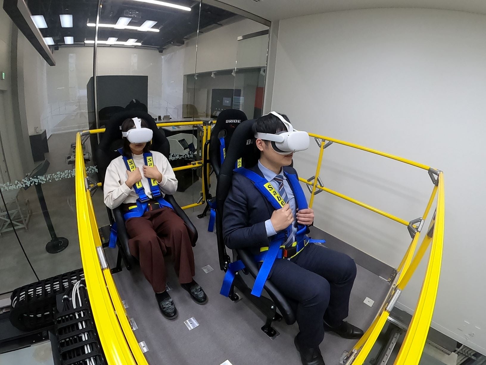 ヘッドマウントディスプレイを装着している様子