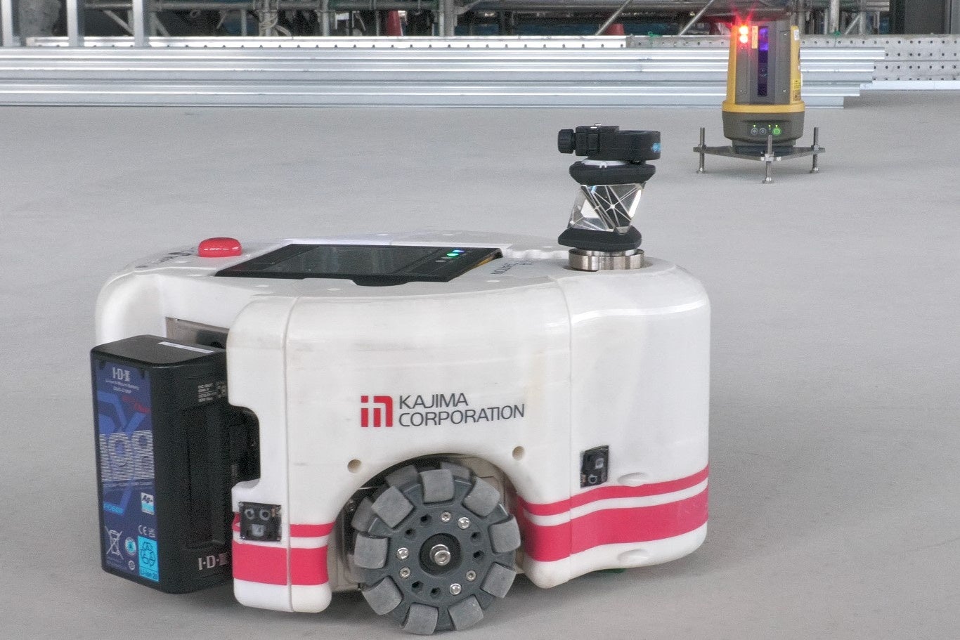 トータルステーションの誘導により全自動で墨出し作業を行うロボプリン