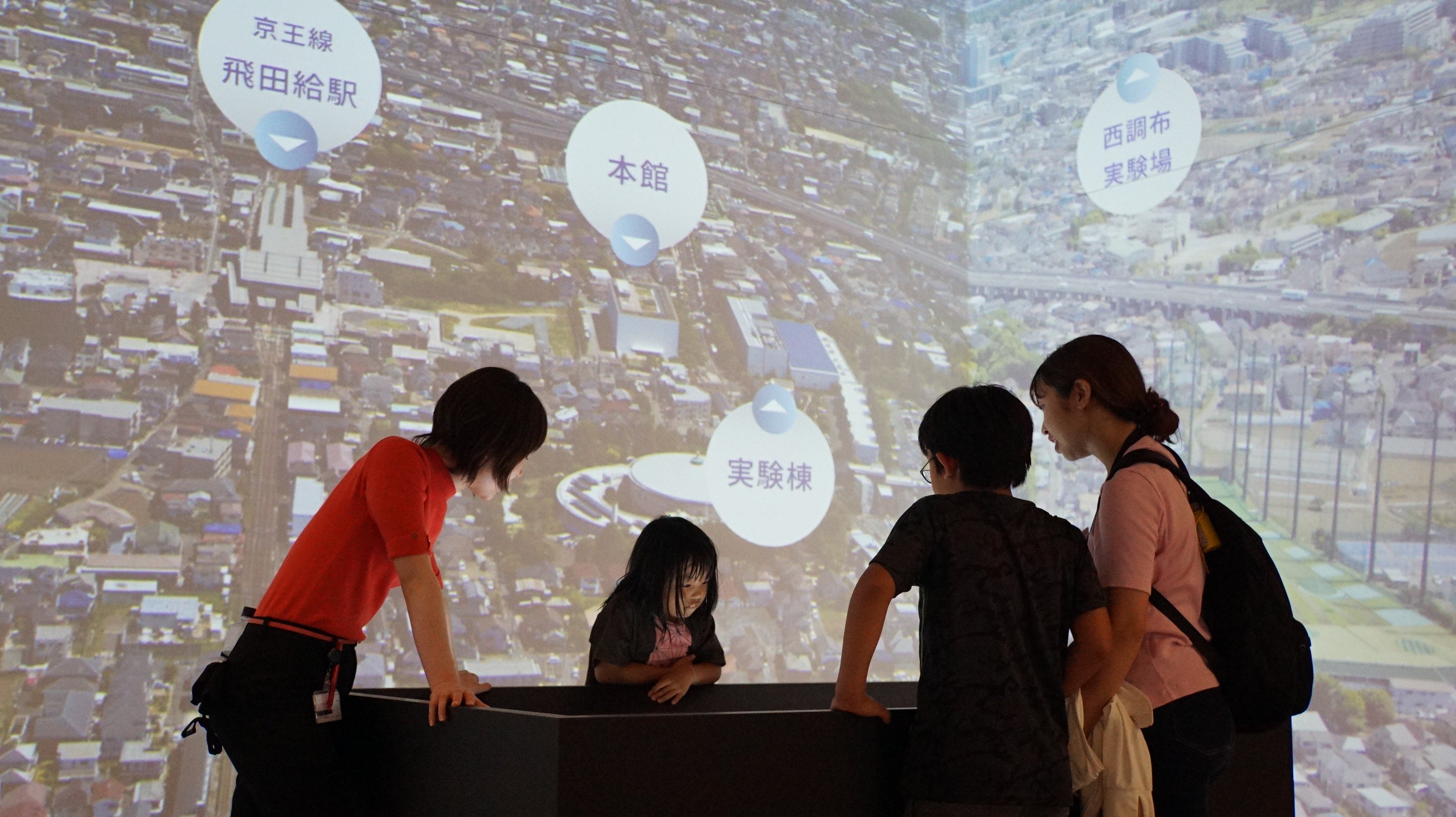 大型タッチスクリーンで建設技術を学ぶ様子（鹿島技術研究所）