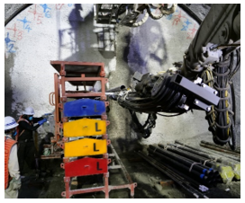 「新型楽ダナ」から鋼管をガイドシェルに移す様子