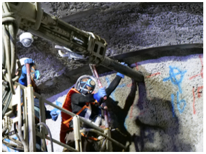 人力で鋼管を連結する様子(従来)