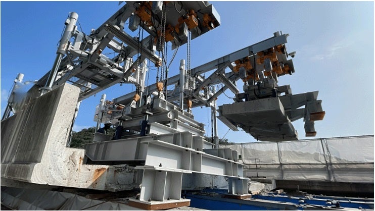 広島道奥畑川橋における既設床版の撤去状況