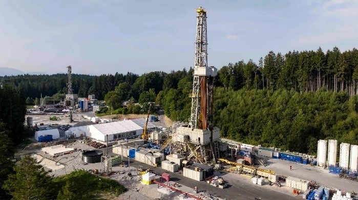 ドイツ・ゲレツリードで建設中の「Eavor-Loop」