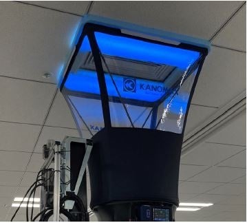レタン一体型制気口の風量測定の様子 （照明部分は吸い込み口を兼ねるため塞がれている）