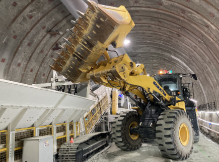 自動ホイールローダによる荷下ろし状況