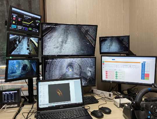 遠隔操作室での自動ホイールローダ監視画面