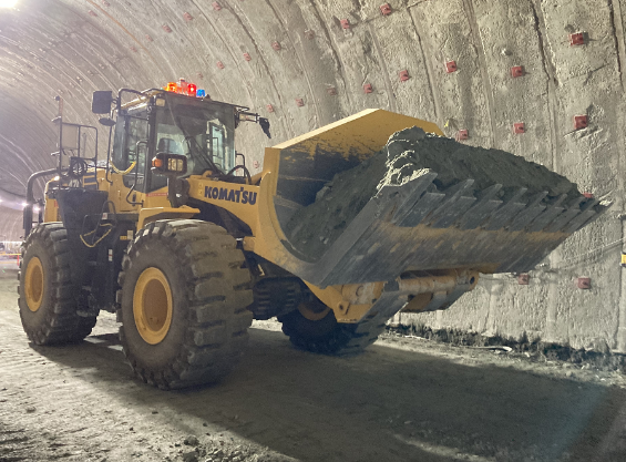 自動ホイールローダによるずり運搬状況