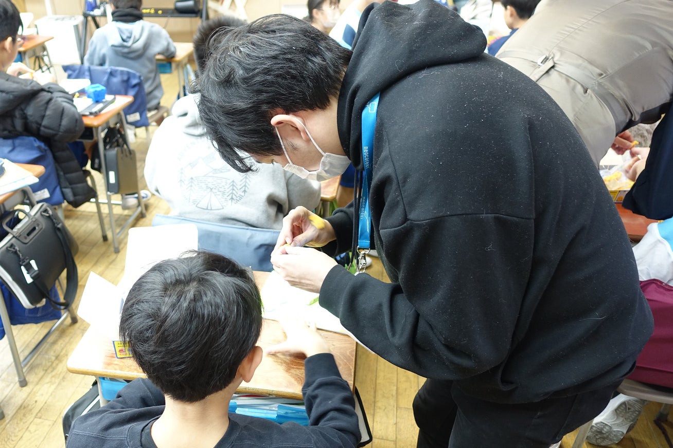 授業サポートを行う当社社員