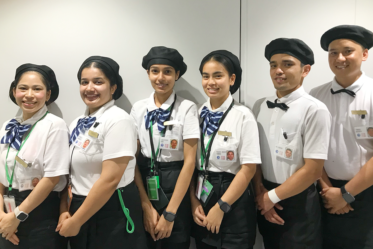 外国人メイクアテンダント