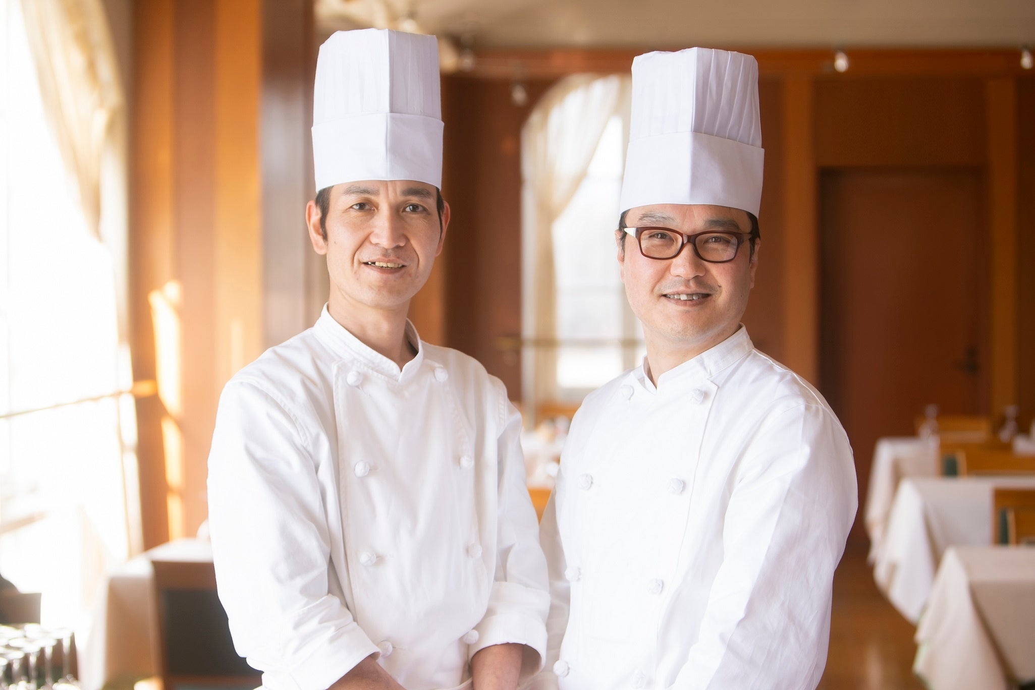 西澤泰治料理長（左）と西田圭司副料理長（右）