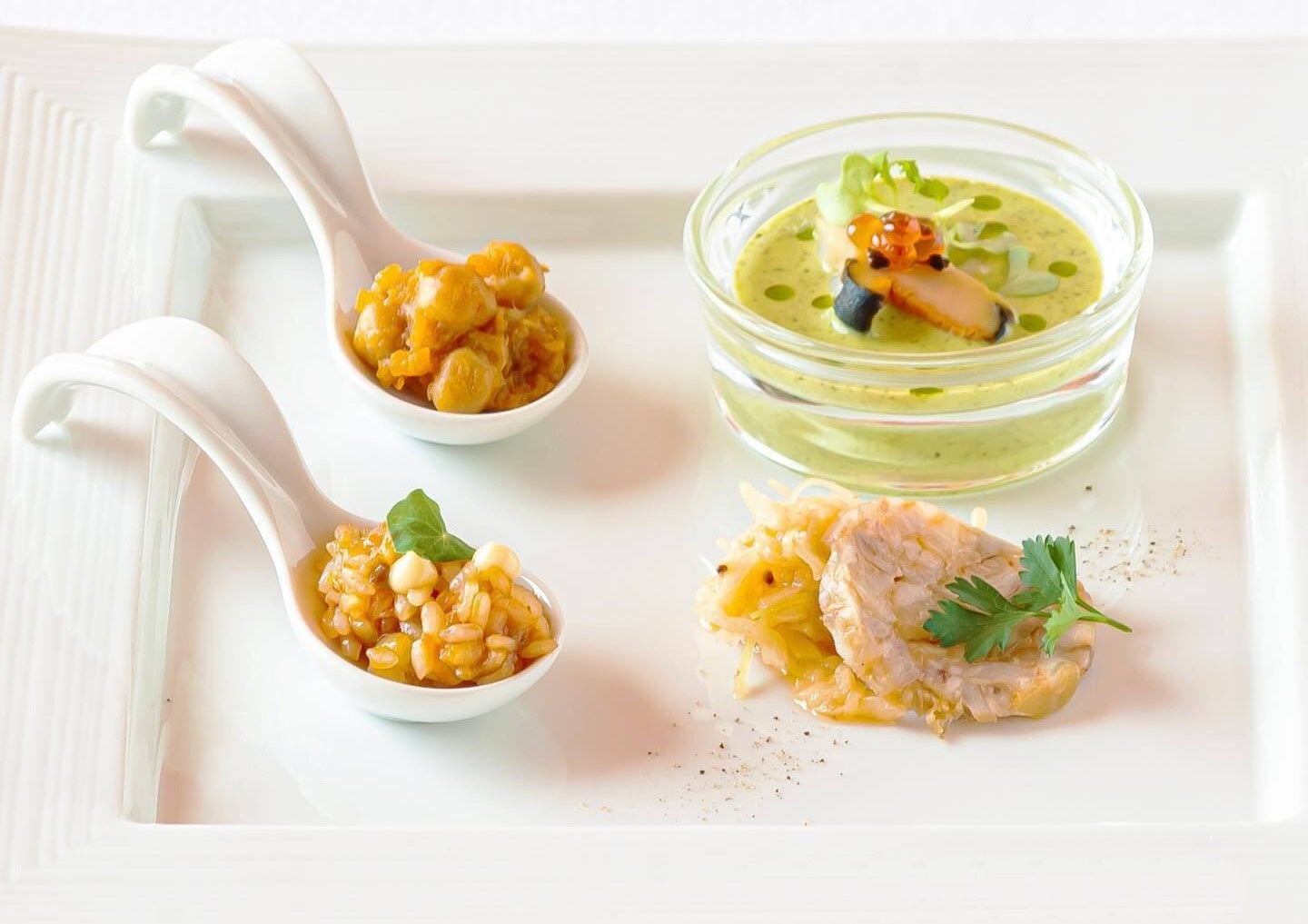 左上から時計回りに： ひよこ豆煮込み、伊勢志摩の貝、豚足、リゾット