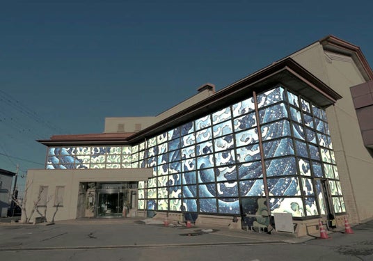 【北斎館50周年記念】北斎ホールを巨大な北斎浪図でラッピング!「北斎の町おぶせ」、小布施町を挙げて記念事業を盛り上げます。 【北斎館50周年記念】北斎ホールを巨大な北斎浪図でラッピング!「北斎の町おぶせ」、小布施町を挙げて記念事業を盛り上げます。