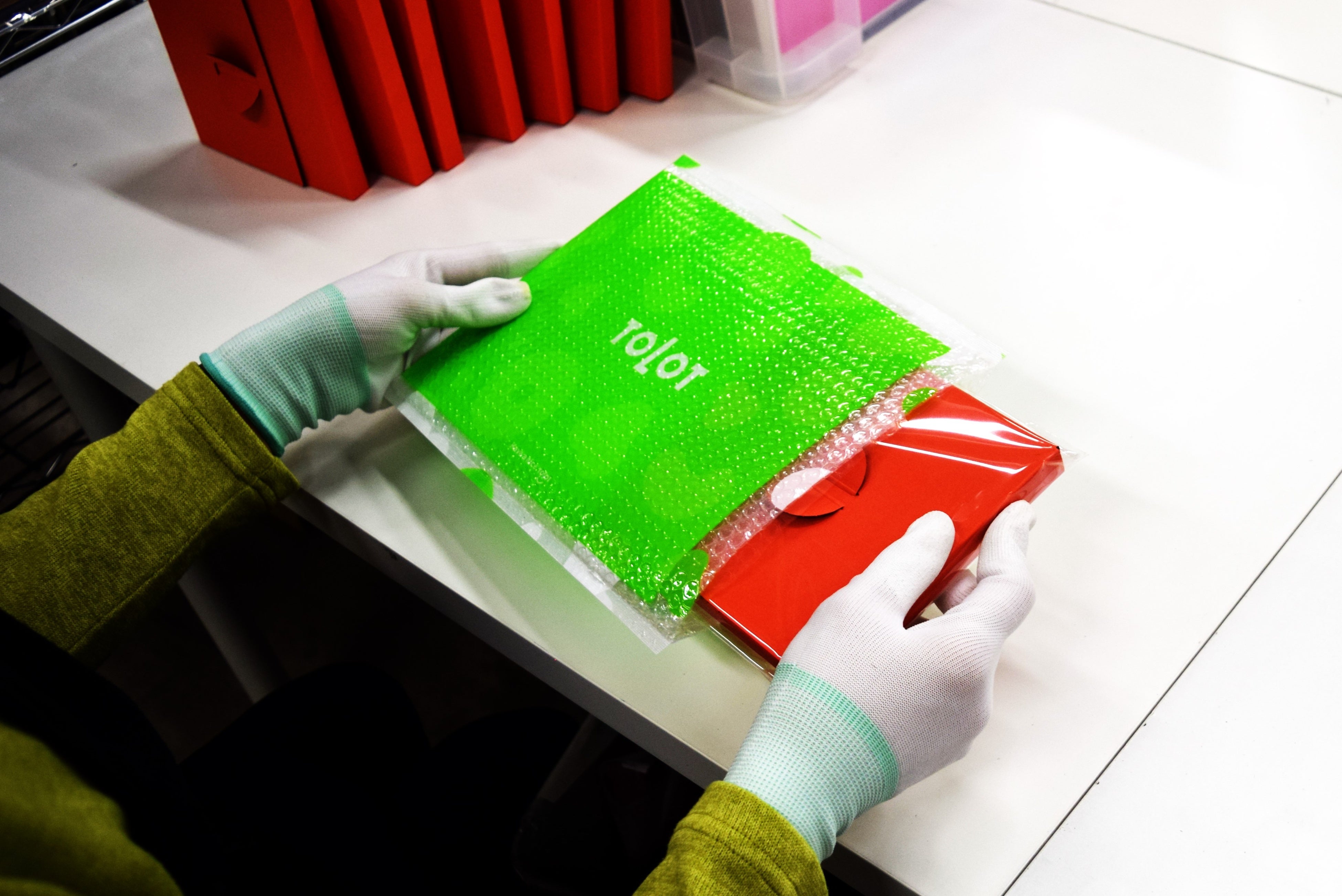 梱包作業　卓上カレンダープレミアムスタンド付きを挿入