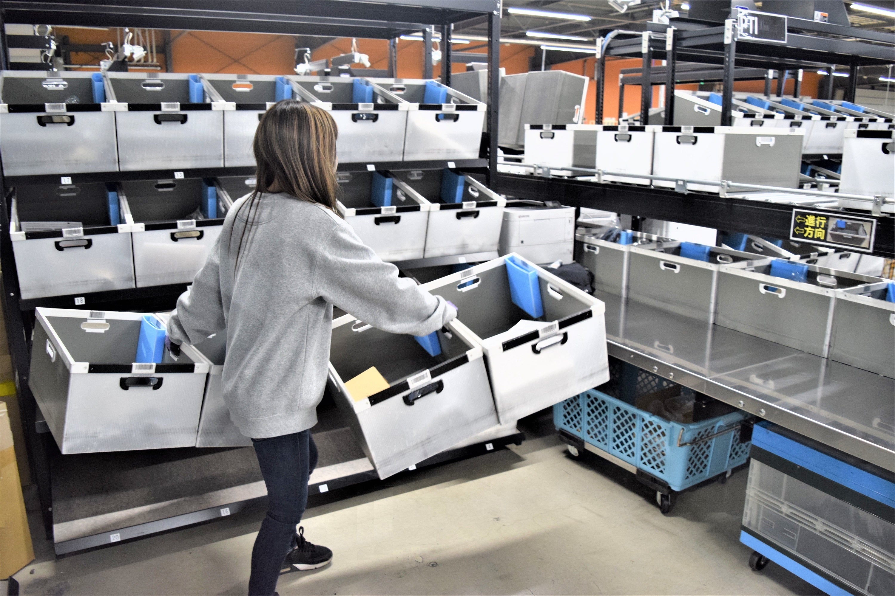 アダストリア・ロジスティクスEC物流センターのピッキング作業