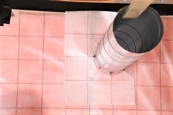 施工の様子（ダクトの貫通部）