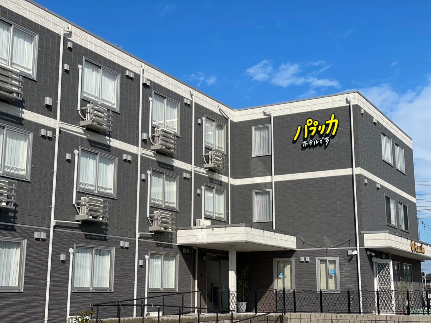 ホテル外観（昼）