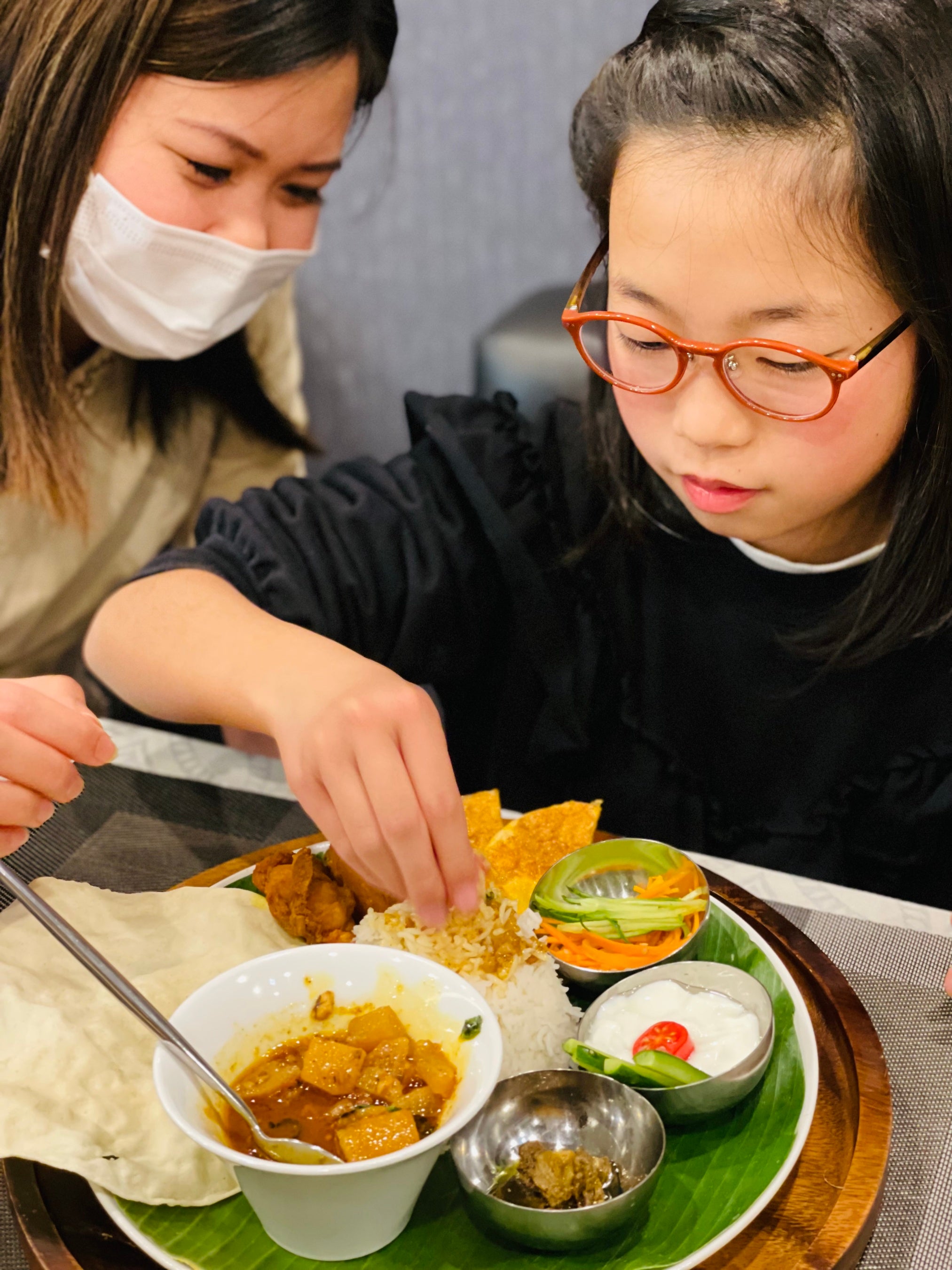 ①手食文化を教えるミャンマー人のタジン