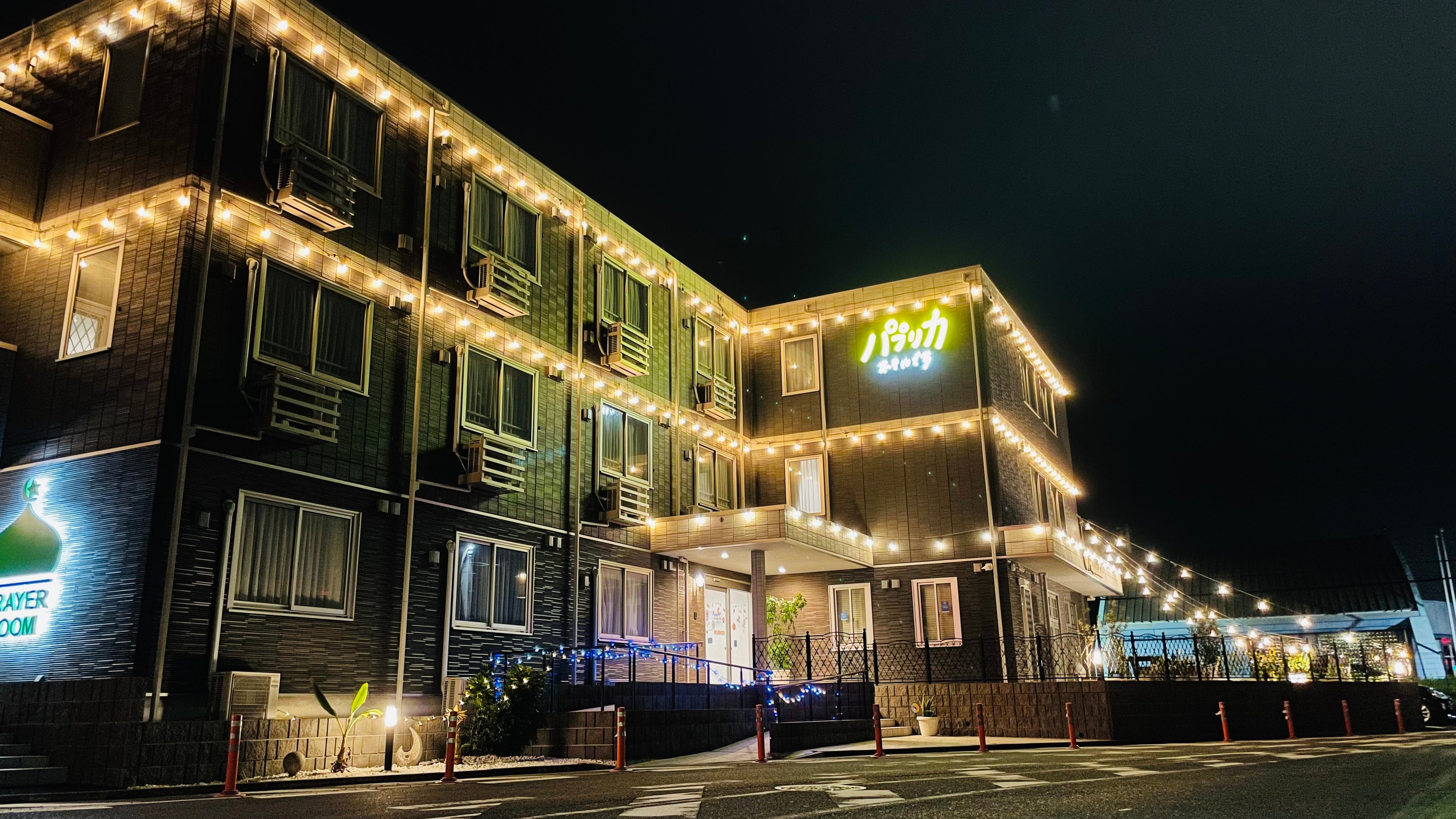 ホテル外観（夜）