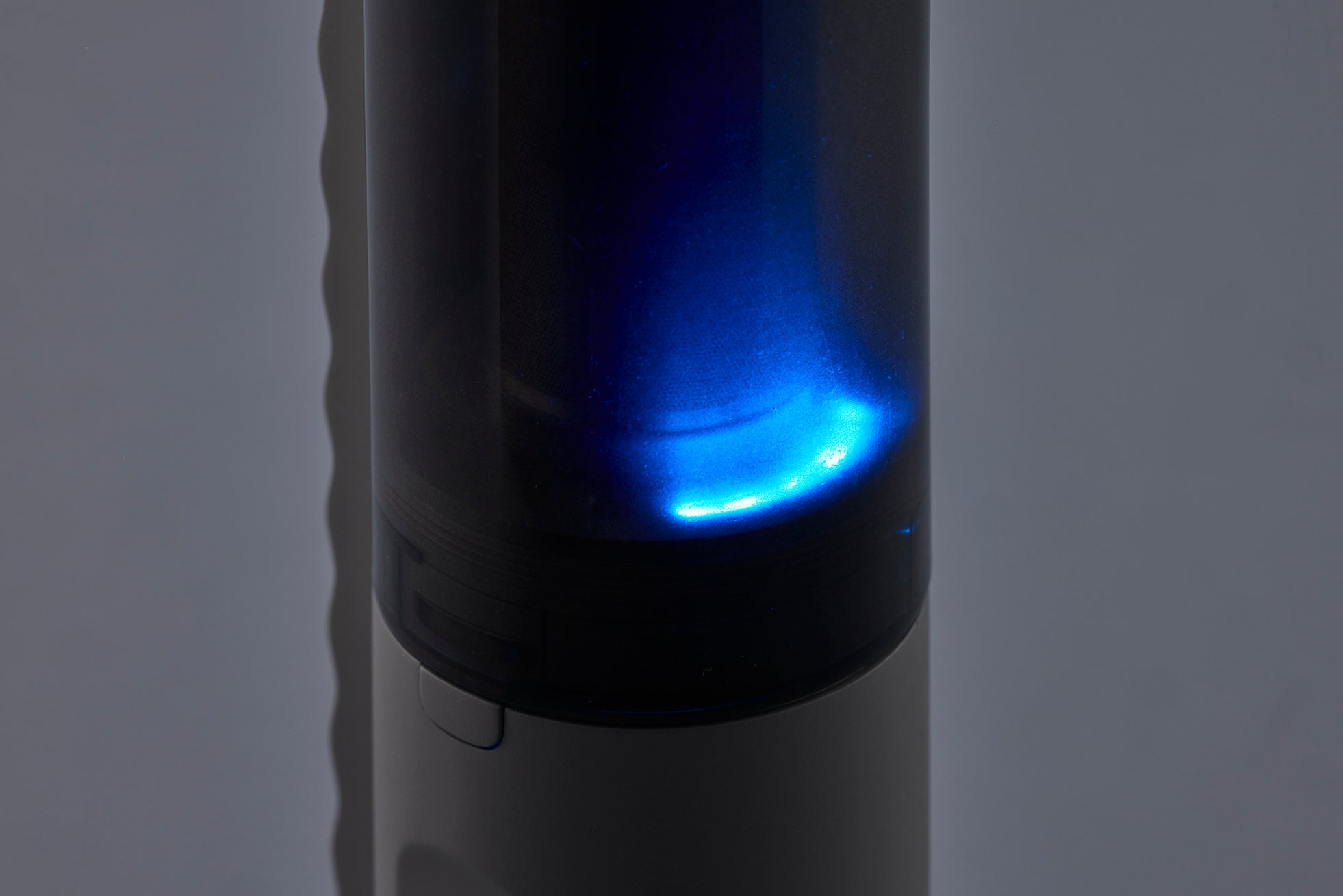 カドー、約470gの軽量ボディを採用した「FOEHN スティックふとんクリーナー」をMakuakeで発表|取扱サイト