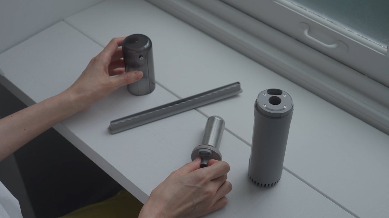 カドー、約470gの軽量ボディを採用した「FOEHN スティックふとんクリーナー」をMakuakeで発表|取扱サイト