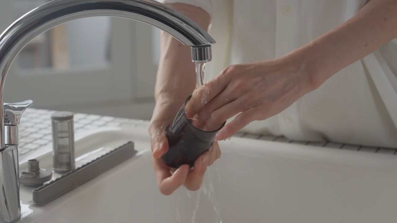 カドー、約470gの軽量ボディを採用した「FOEHN スティックふとんクリーナー」をMakuakeで発表|取扱サイト