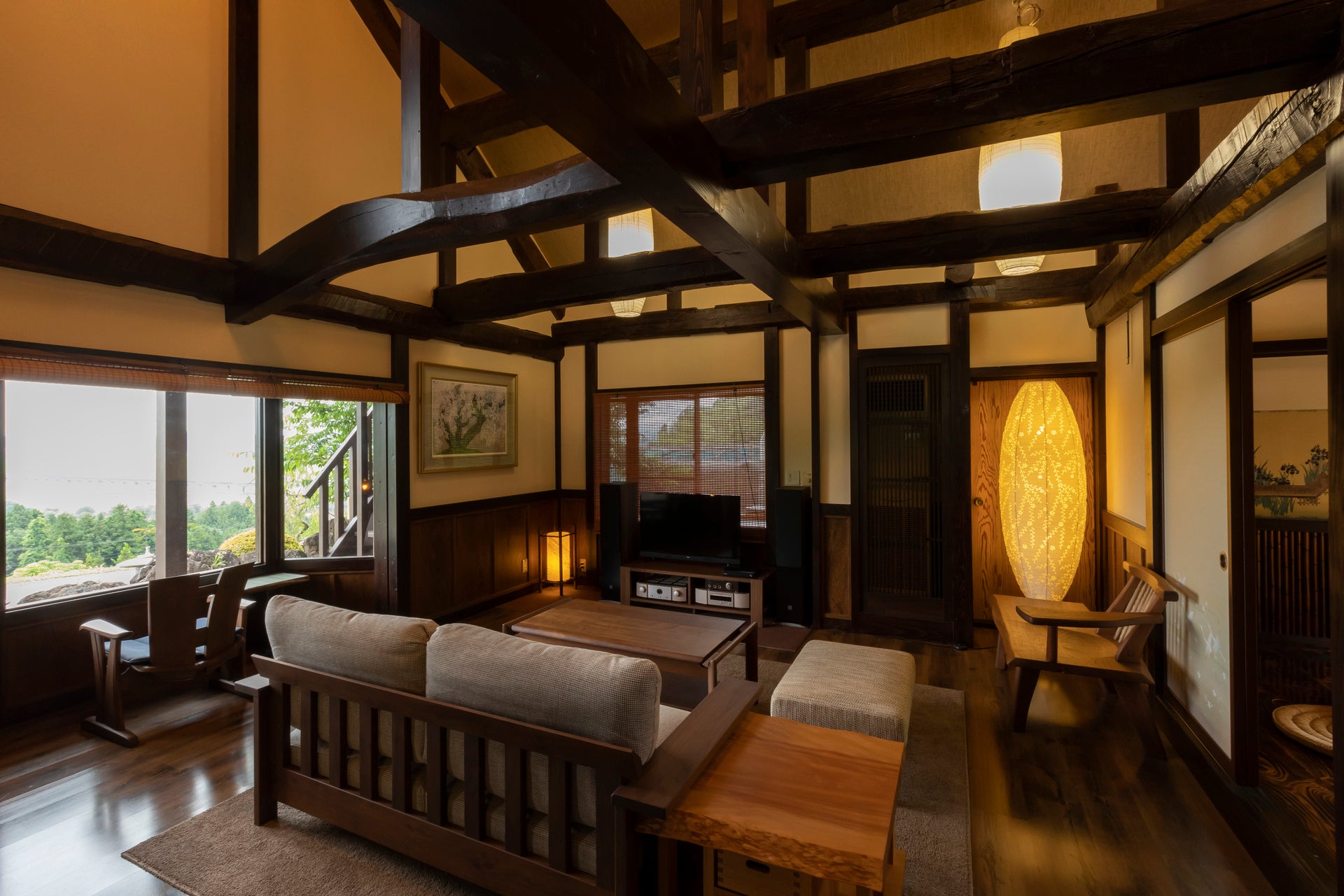 吹き抜けが開放的なリビング