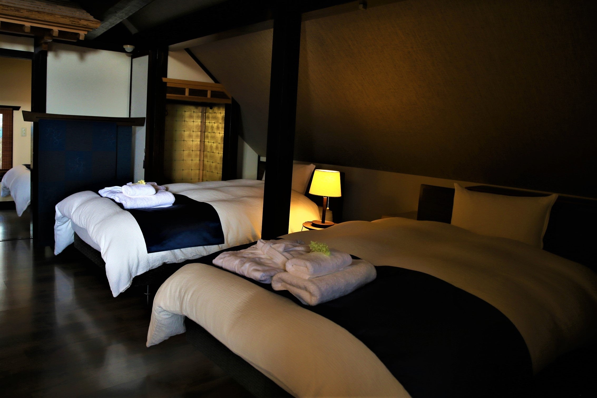 木の香りに包まれるベッドルーム