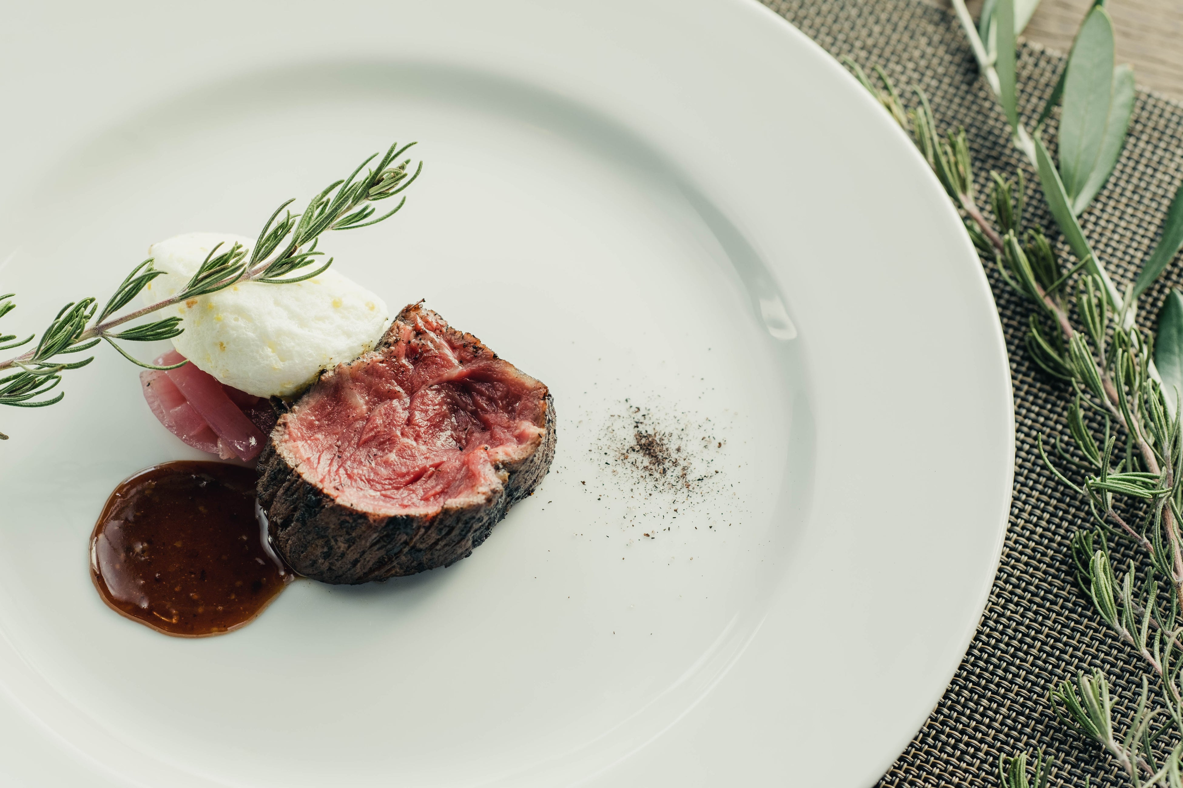 地元一関、門崎丑のロースト。コクとまろやかな酸味のソースと、付け合わせの柚子風味、アクセントとなるネギパウダーも食材の旨味を引き立てる。