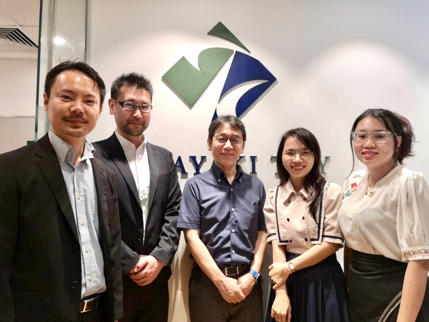 左からTNY Group堤雄史代表、永田貴久弁護士・弁理士、矢根俊治弁護士、グエン・フオン・タオ（ベトナム弁護士試験合格者）、グエン・ゴック・ホン・アン（ベトナム弁護士）