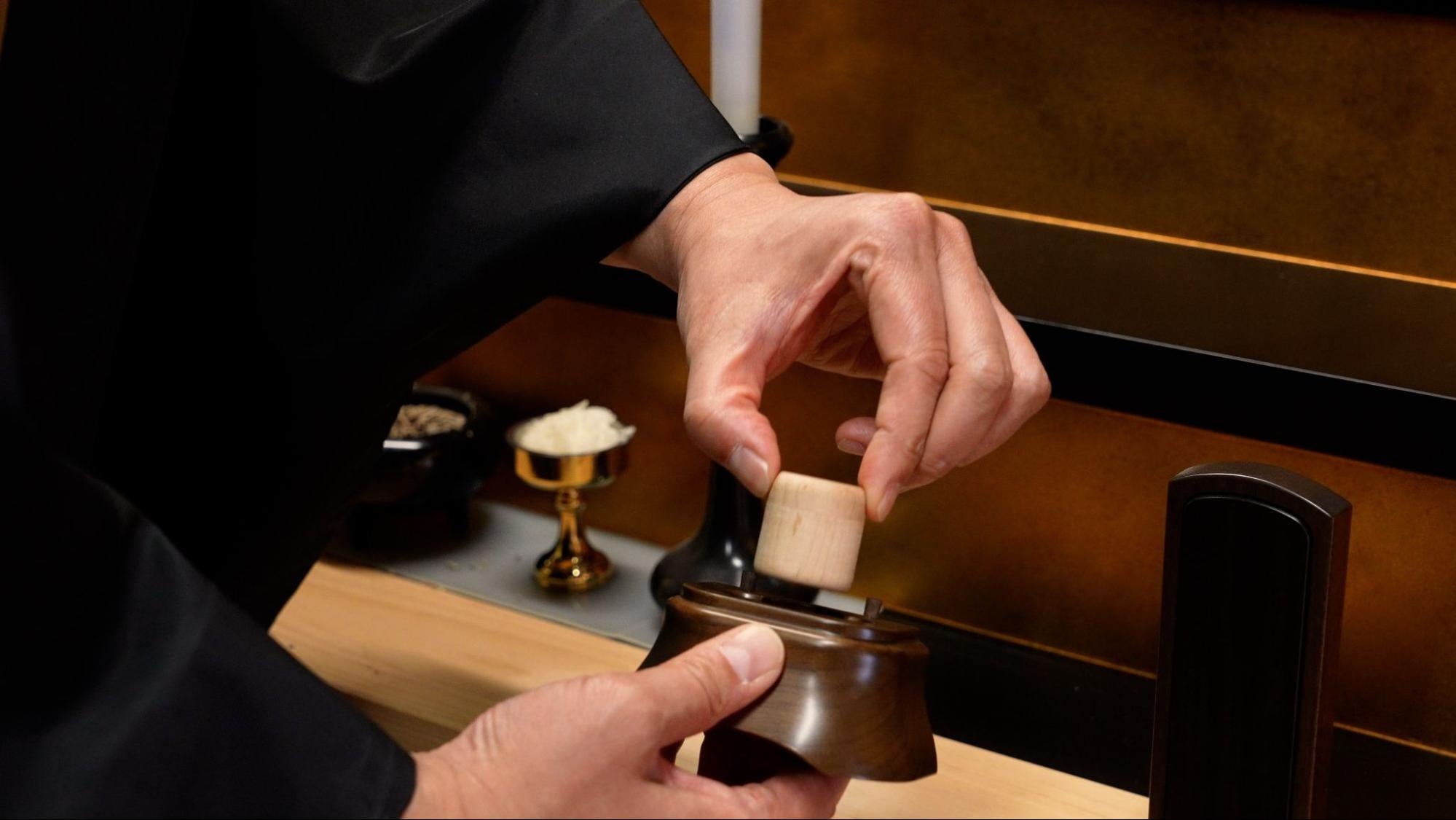 納骨位牌墓の中の小さな骨つぼ