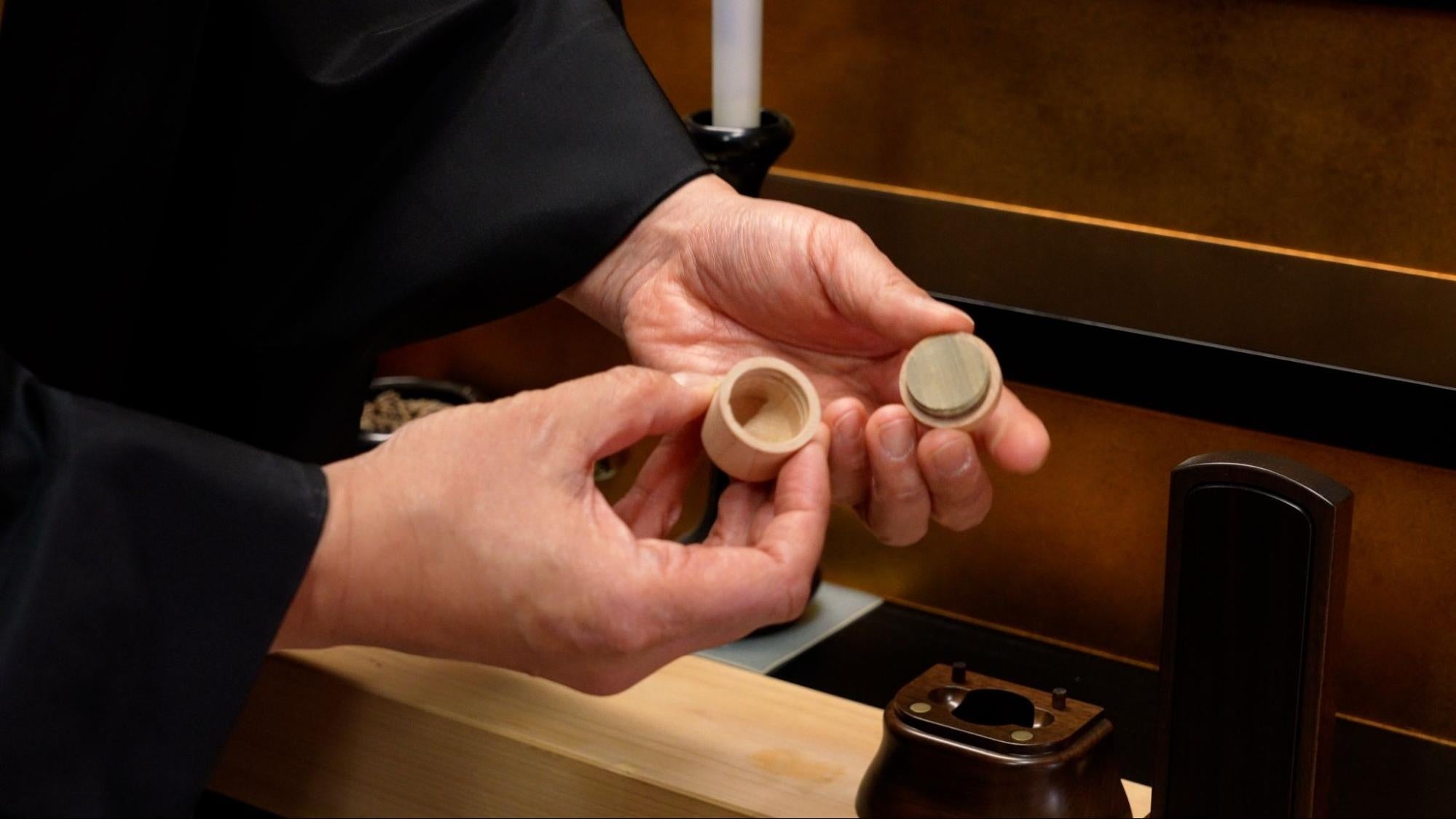 納骨位牌墓の中の小さな骨つぼ