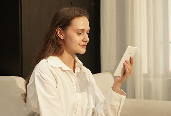 漫画も雑誌も鮮やかなカラーで楽しめる!目に優しいE-lnkを搭載 漫画も雑誌も鮮やかなカラーで楽しめる!目に優しいE-lnkを搭載