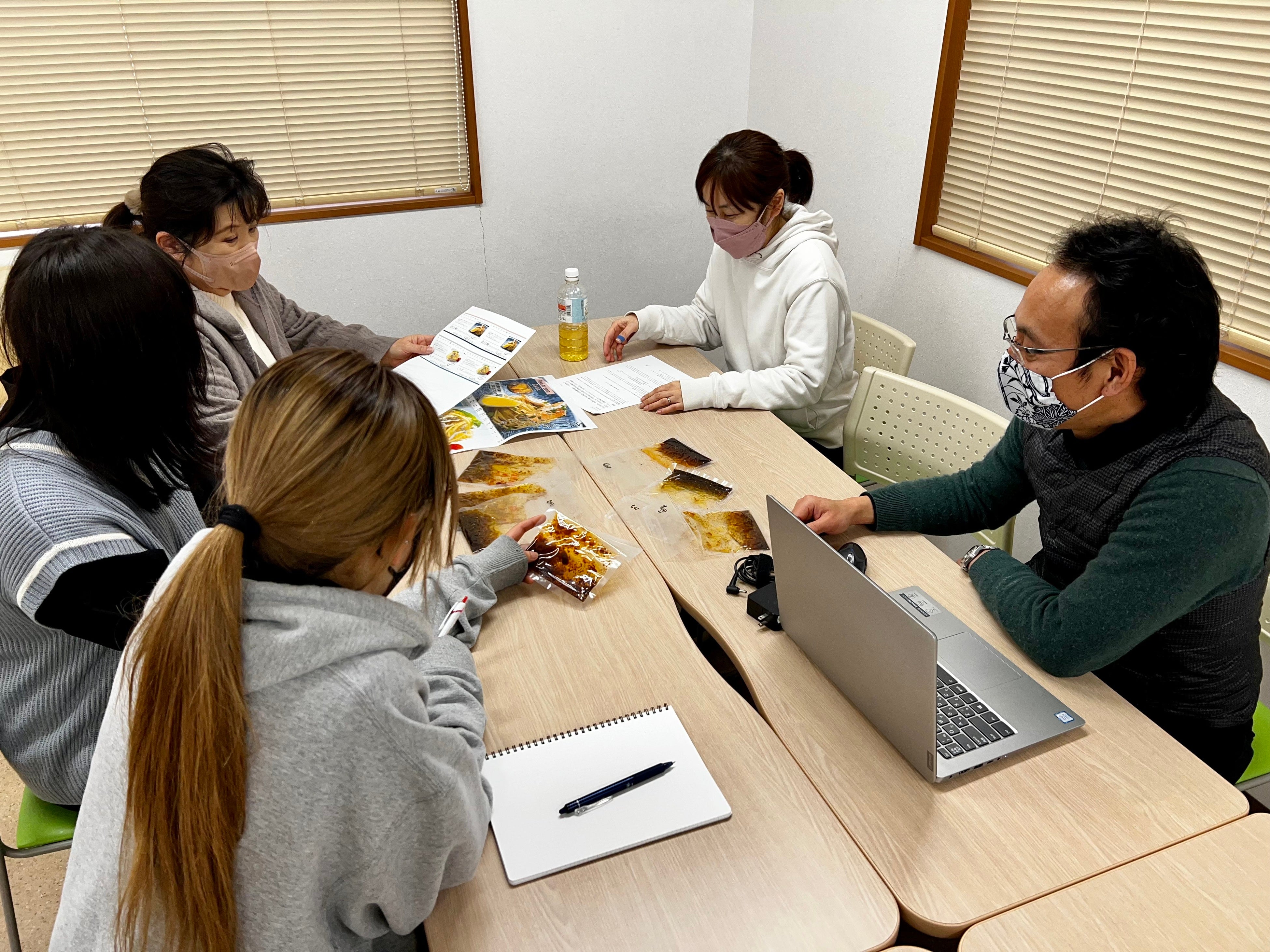 商品開発会議の様子。女性スタッフが多く参加。