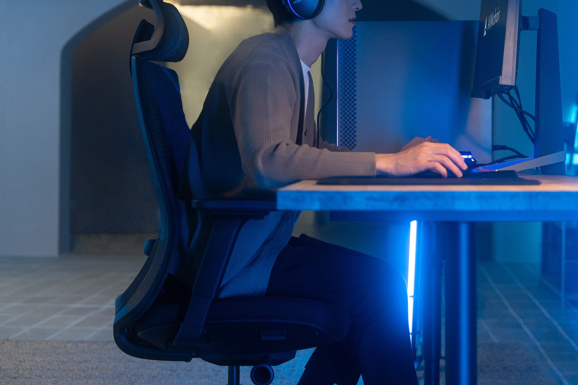 ゲーミングチェア「AIMchair」を実店舗初出品。b8taで座り心地を