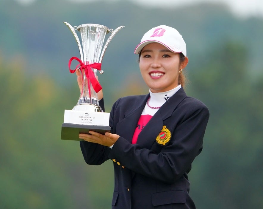 『JLPGA 女子プロゴルフ選手名鑑2022』（ぴあ）綴込みピンナップ 🄫ぴあ 