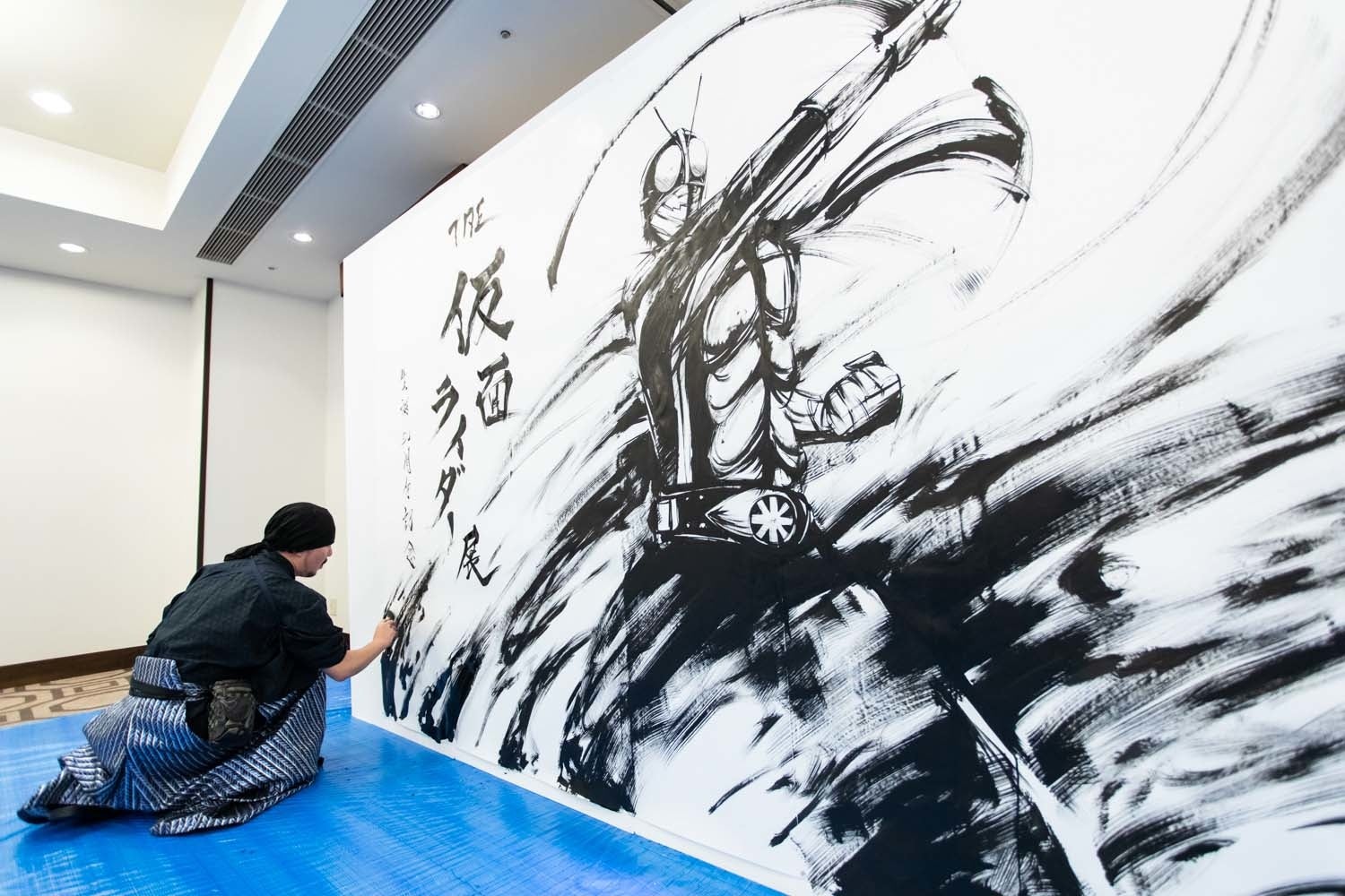 名古屋展開催まであと10日 墨絵師 御歌頭氏が The仮面ライダー展 をテーマに墨絵パフォーマンスを披露 ぴあ株式会社のプレスリリース 名古屋展開催まであと10日 墨絵師 御歌頭氏が The仮面ライダー展 をテーマに墨絵パフォーマンスを披露 ぴあ株式会社のプレスリリース