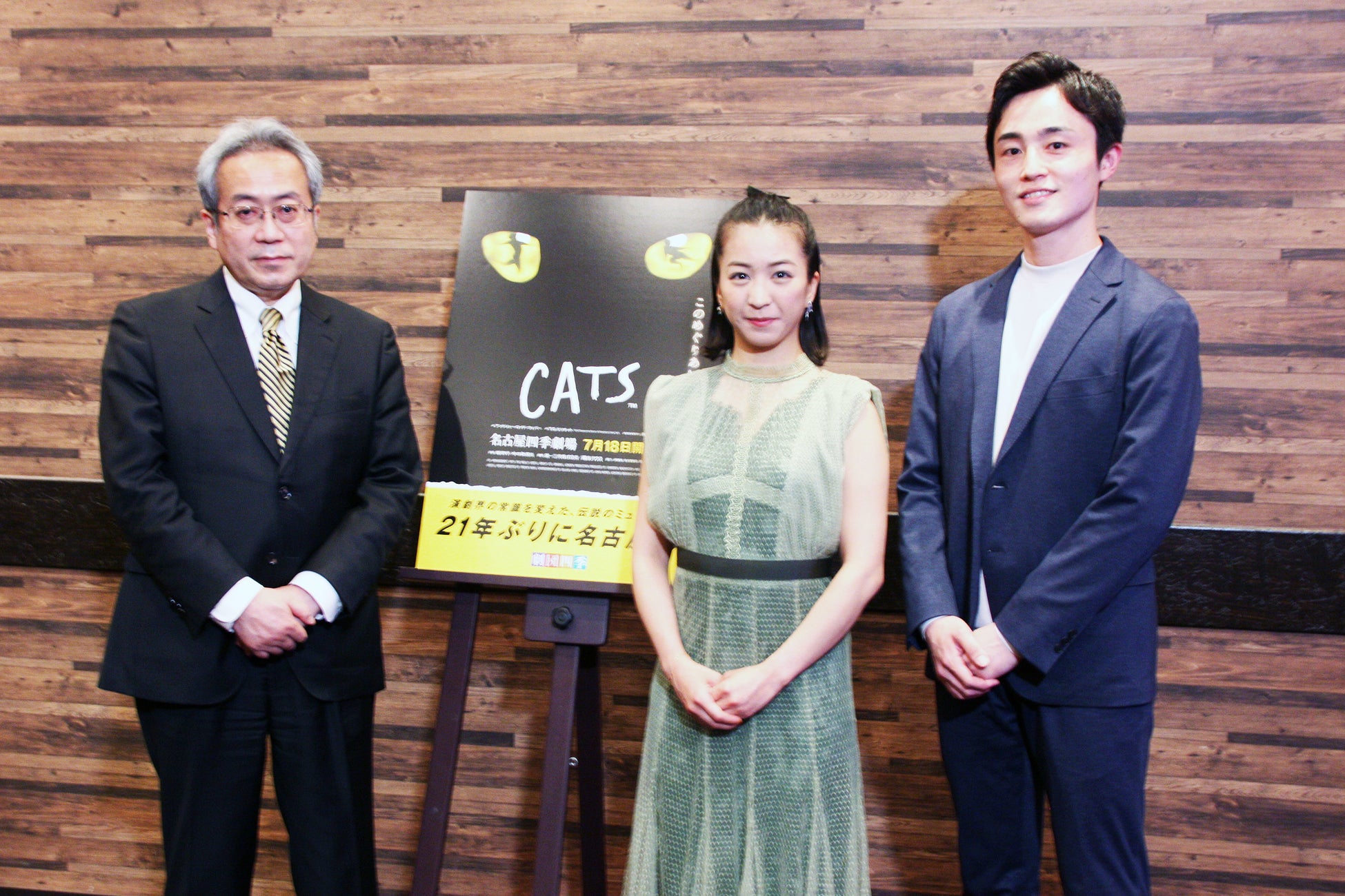 写真左より、吉田智誉樹社長、長谷川彩乃(ランペルティーザ役)、政所和行(ランパスキャット役)