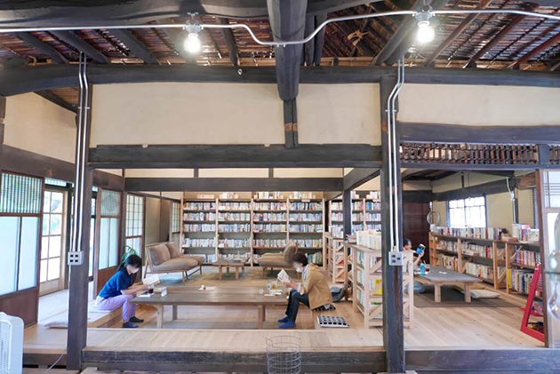 靴を脱いで上がる居間の手前は掘りごたつ式に。好きな場所でくつろげる