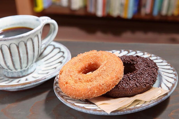 珈琲に合うさっくりとした口当たりの自家製ドーナツは１個165円～