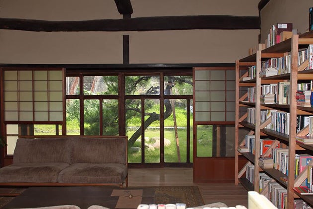 居間からは、縁側の向こうの大きな窓に裏庭の緑も楽しめる