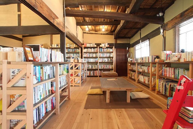 子どもと一緒に寝転がっても楽しめる絵本コーナー