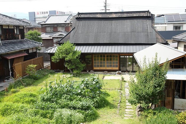 緑あふれる広い裏庭に出て散策するのも癒されるひとときに